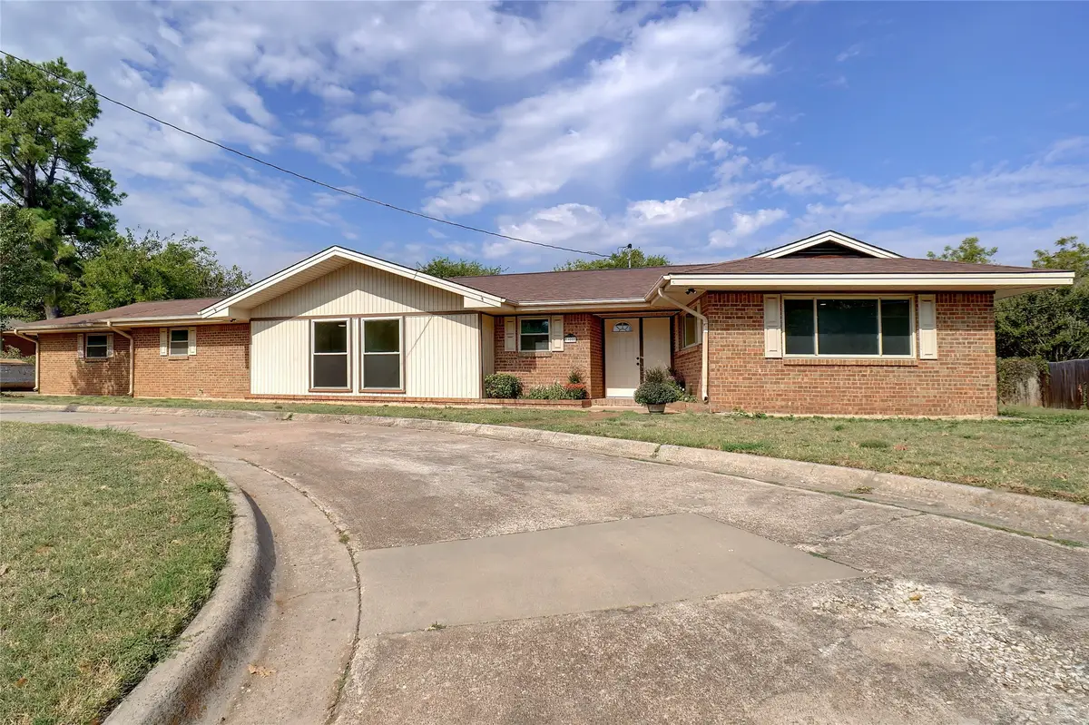 900 Roberts Street, Bowie, TX 76230 - Image #1