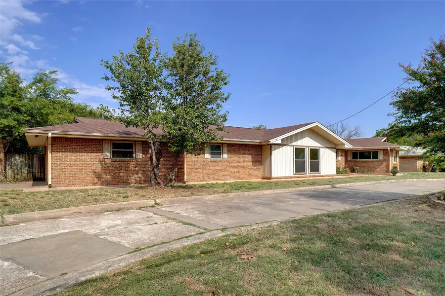 900 Roberts Street, Bowie, TX 76230 - Image #2