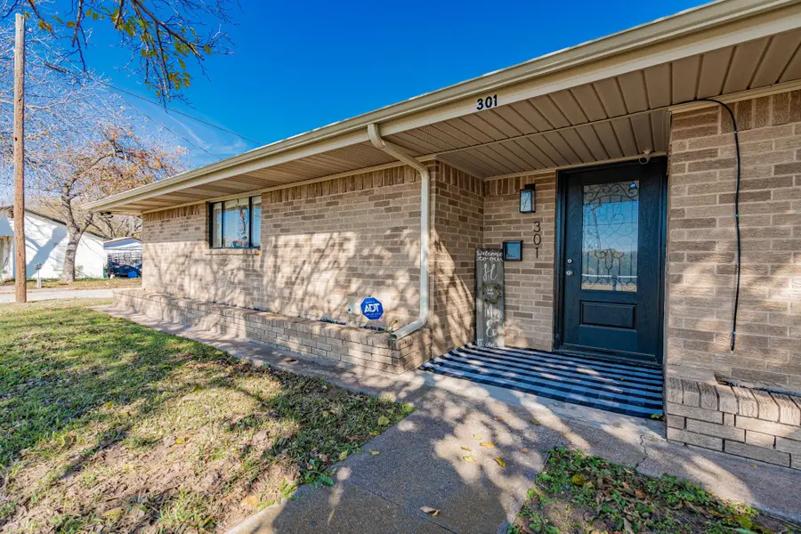 301 E Williams Street, Bowie, TX 76230 - Image #2