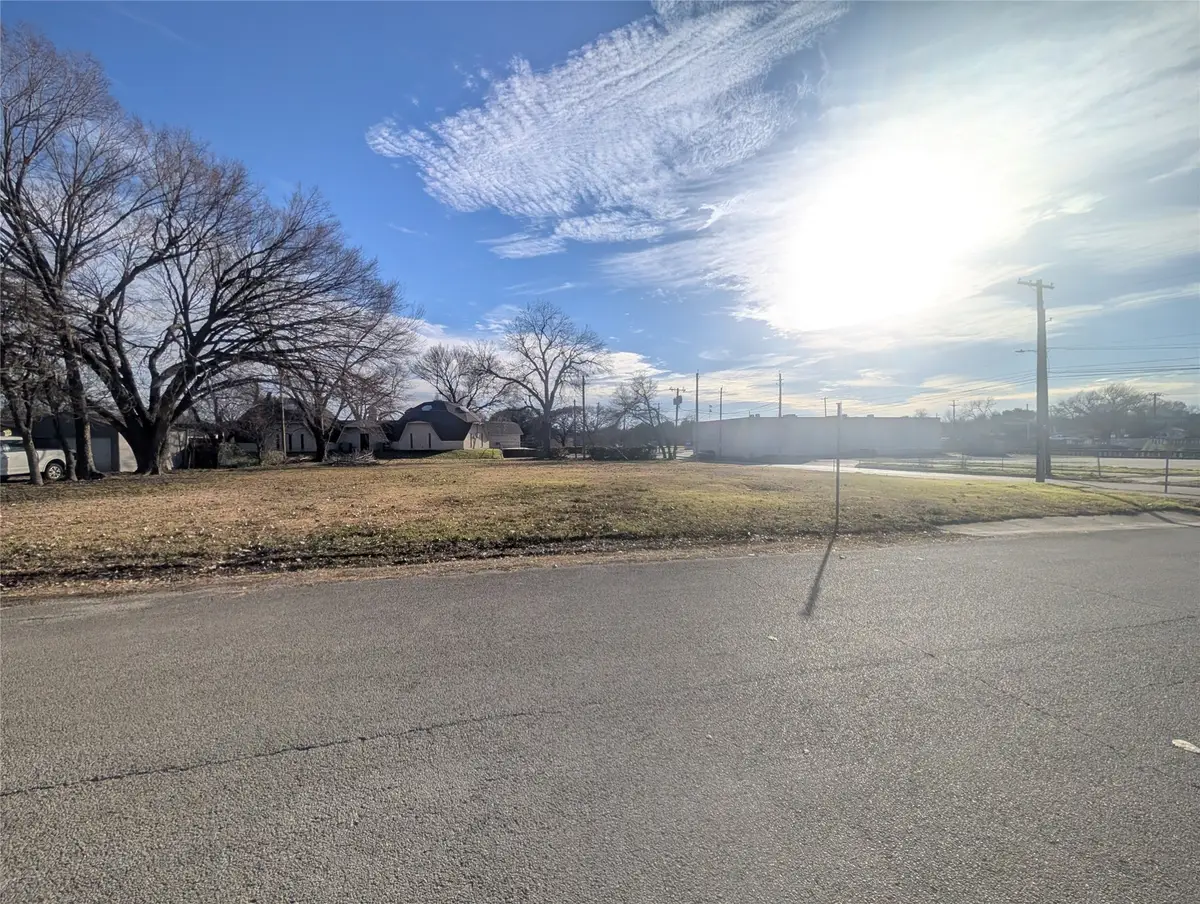 1316 W Avenue Avenue E, Garland, TX 75040 - Image #1