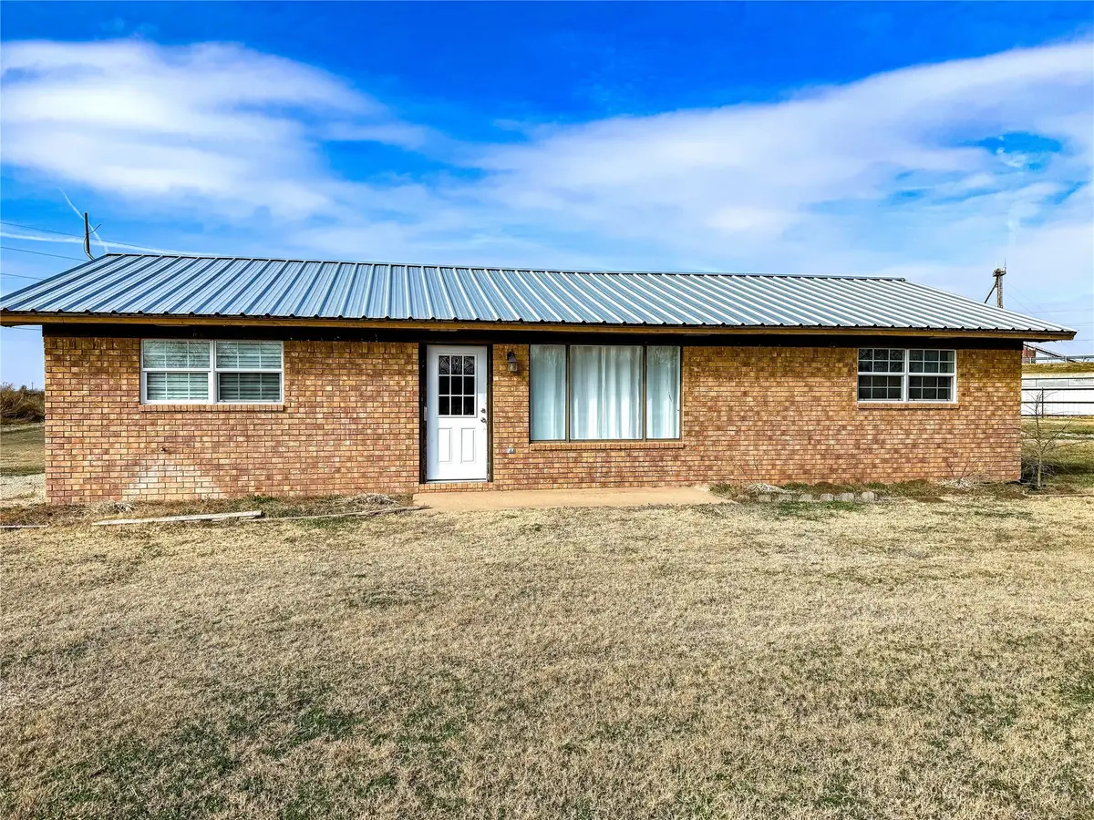 311 S Fir Ave, Munday, TX 76371 - Image #1