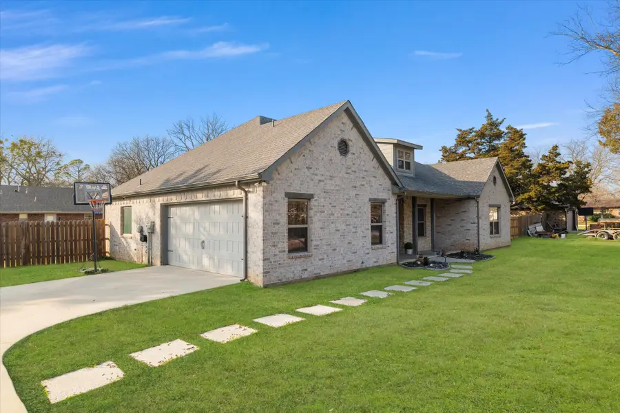 304 Bradley Street, Tioga, TX 76271 - Image #2