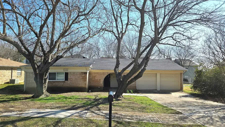 304 Lochness Court, Benbrook, TX 76126 - Image #2