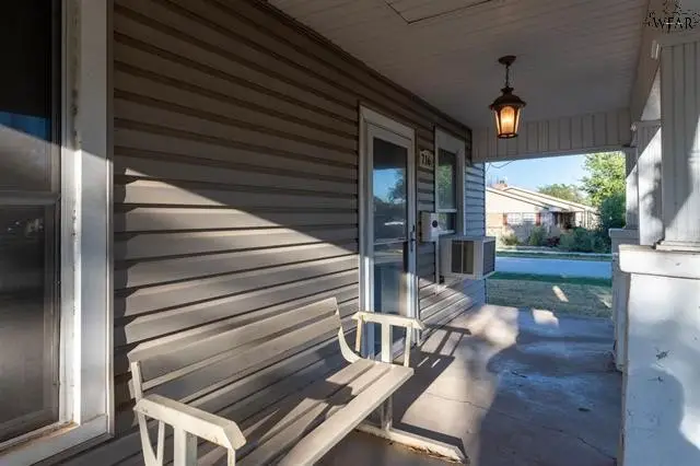 716 E Crafton, Henrietta, TX 76365 - Image #2