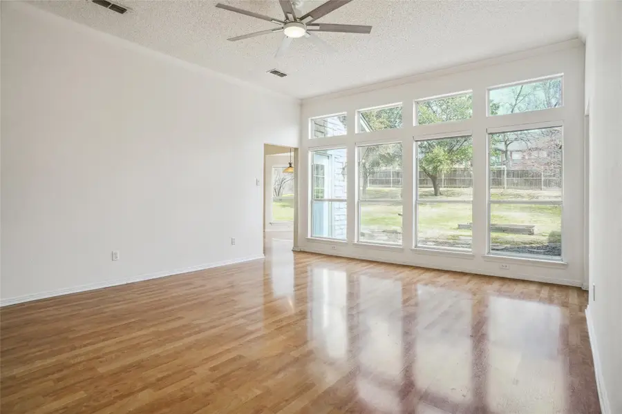 813 Hunters Glen Trail, Fort Worth, TX 76120 - Image #3