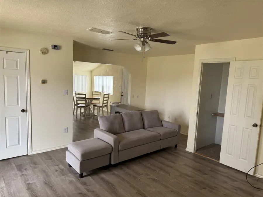 31 Rogers Circle, Krum, TX 76249 - Image #3