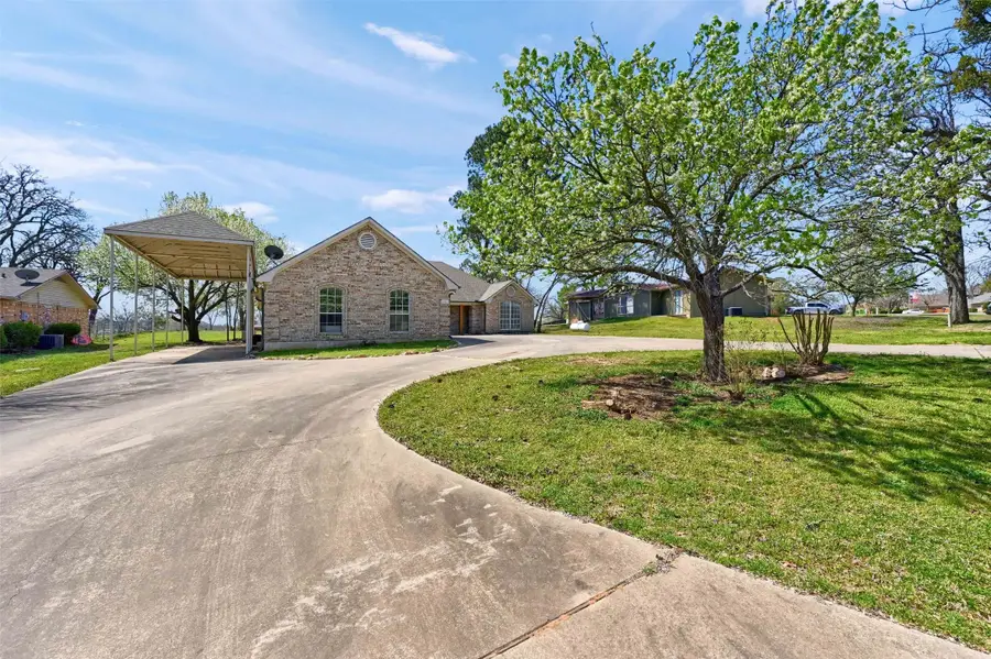 205 W San Chez Drive, Gainesville, TX 76240 - Image #2