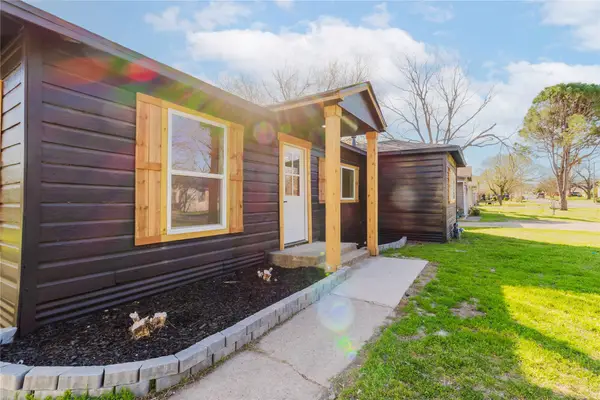 904 Edgewood Street, Ennis, TX 75119