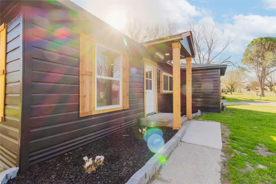 904 Edgewood Street, Ennis, TX 75119 - Image #2