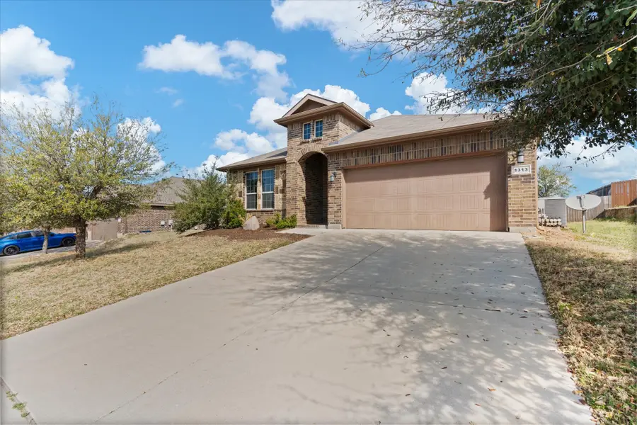 1313 Meadowlakes Drive, Azle, TX 76020 - Image #2