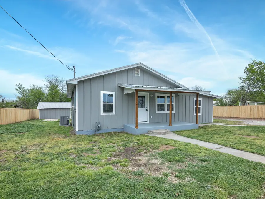 107 E Riley Street, Bowie, TX 76230 - Image #2