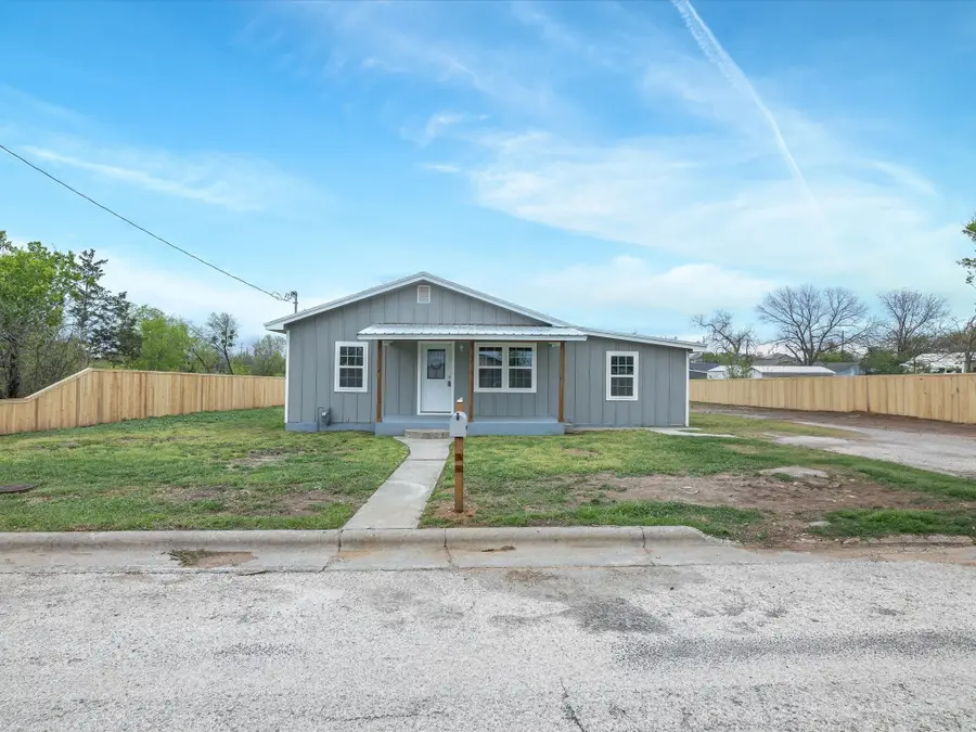 107 E Riley Street, Bowie, TX 76230 - Image #3