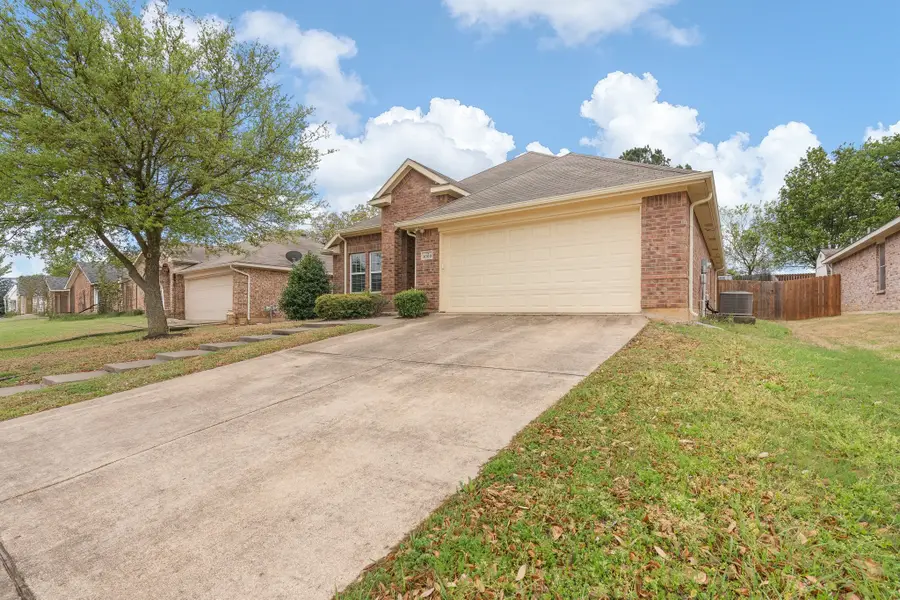 1002 Hidden Oaks Drive, Burleson, TX 76028 - Image #3