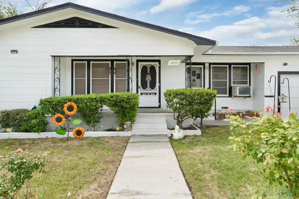 1206 W Jackson Street, Clarksville, TX 75426