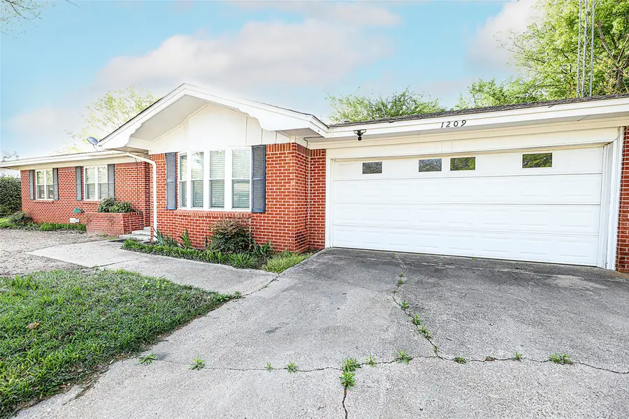 1209 Pebble Street, Bowie, TX 76230 - Image #3