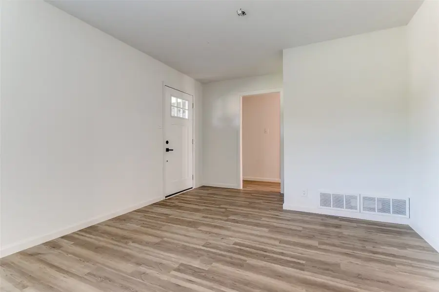 425 Ridgecrest Drive, Hurst, TX 76053 - Image #3