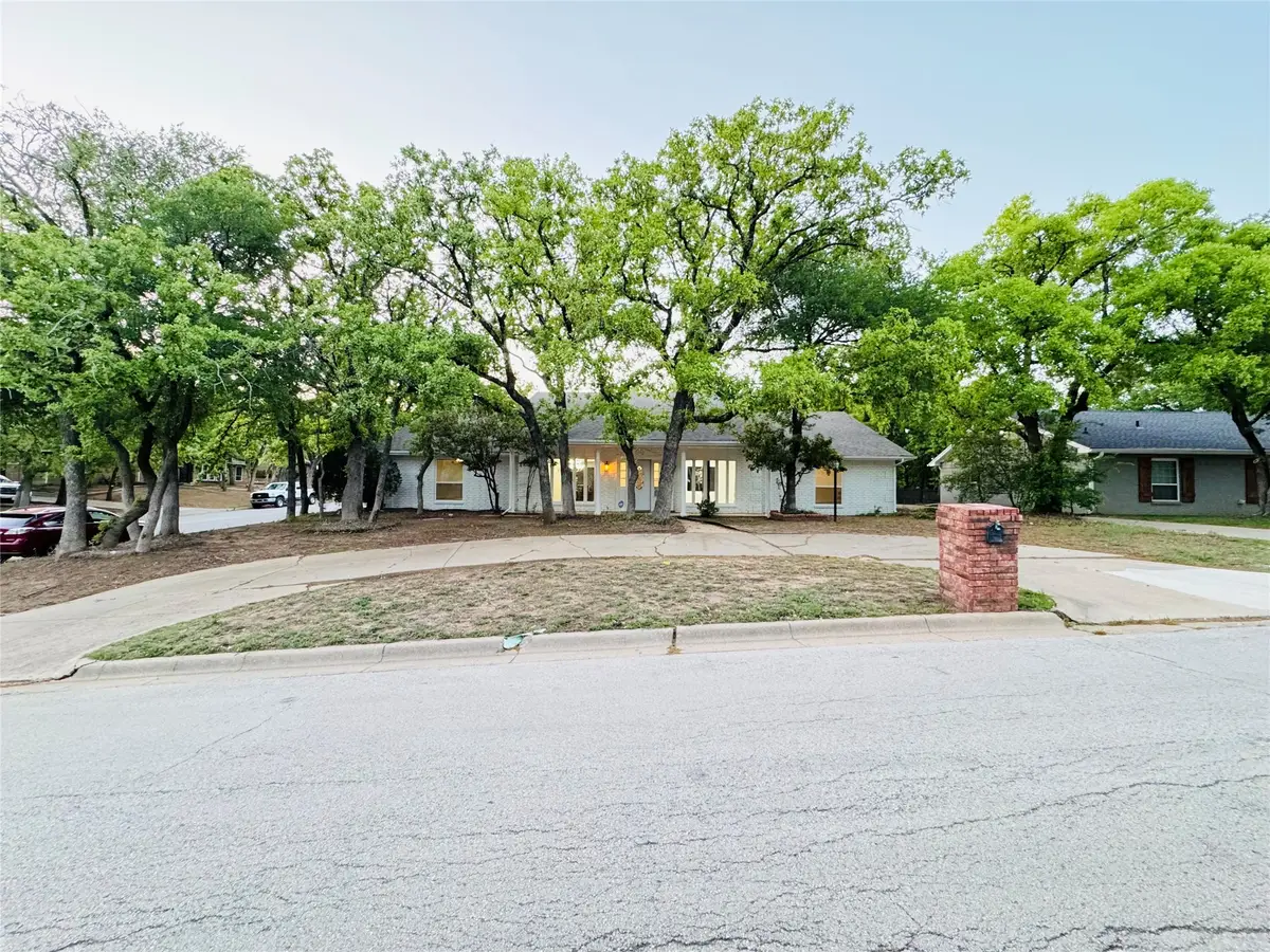 4421 Woodridge Drive, Arlington, TX 76013 - Image #1