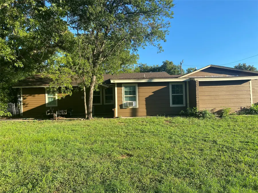 1205 E Henderson Street, Cleburne, TX 76031 - #2