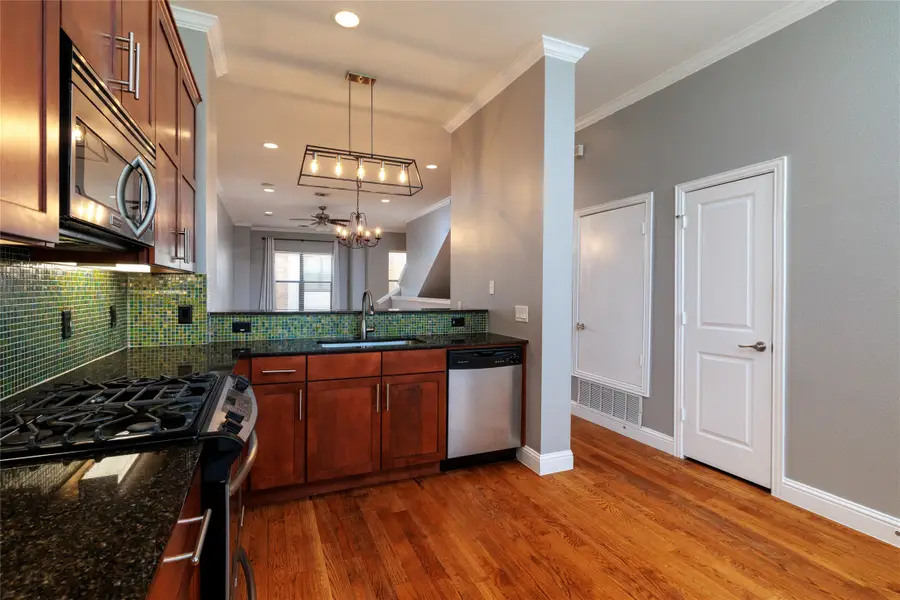 724 Skyline Bluff Court, Fort Worth, TX 76102 - Image #2