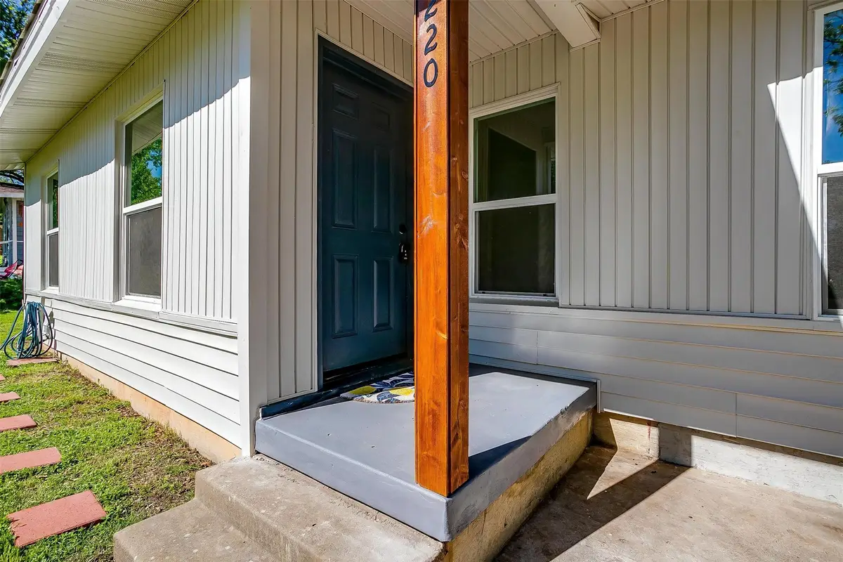 1220 S Brazos Street, Weatherford, TX 76086 - Image #1