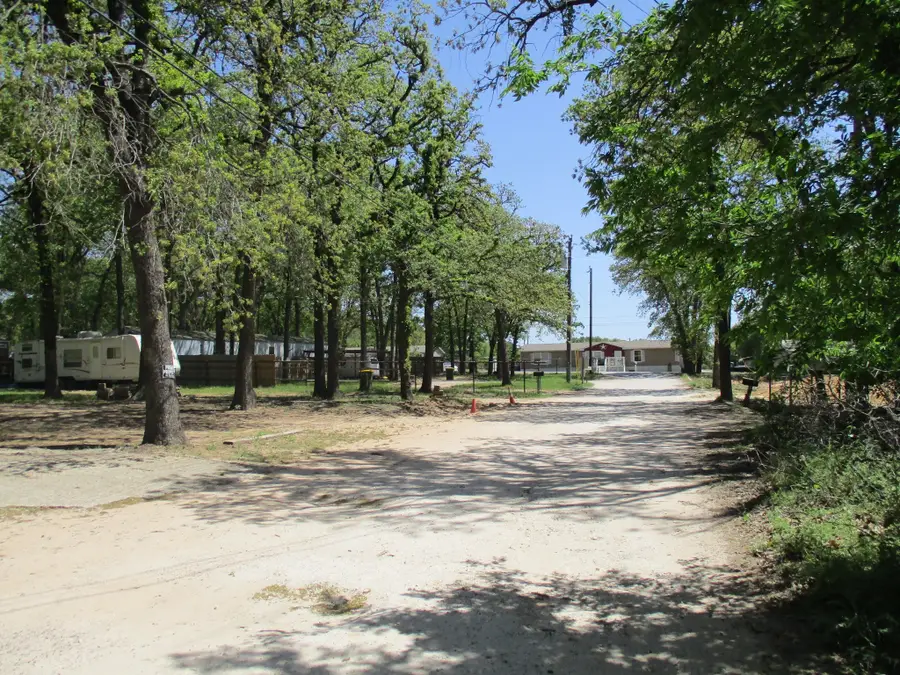 6613 Oakwood Lake Court, Granbury, TX 76049 - Image #3