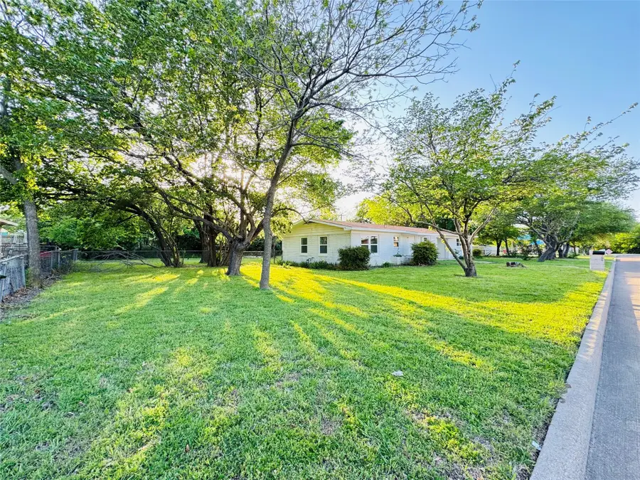 106 Hillcrest Street, Mansfield, TX 76063 - Image #2