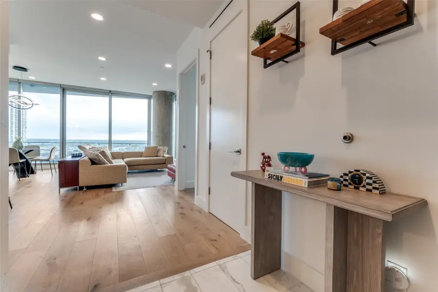 3130 N Harwood Street #902, Dallas, TX 75201 - Image #2