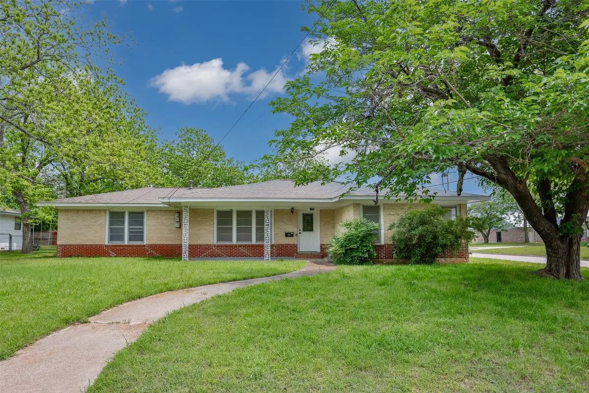 1102 Fair Avenue, Gainesville, TX 76240 - Image #1