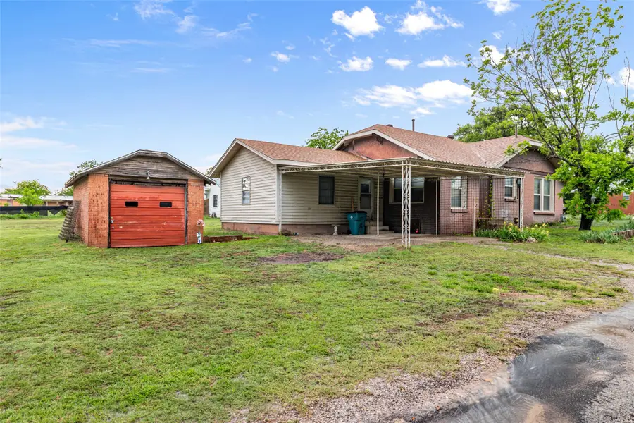 302 W Grogan Street, Hamilton, TX 76531 - Image #3