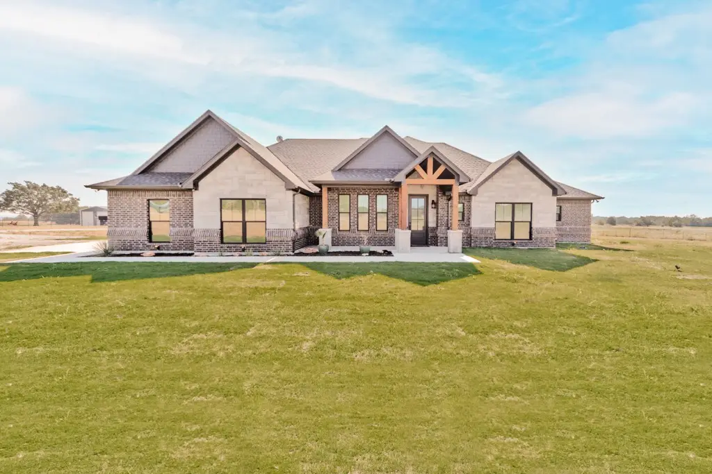 170 Rolling Hills Boulevard, Alvord, TX 76225 - Image #1