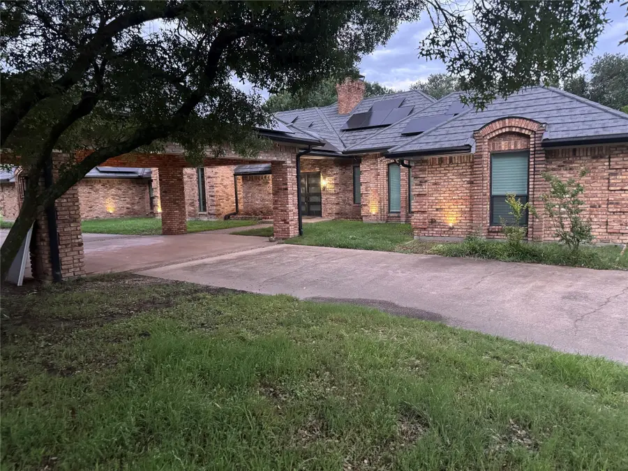 1016 Frost Hollow Drive, Desoto, TX 75115 - Image #2