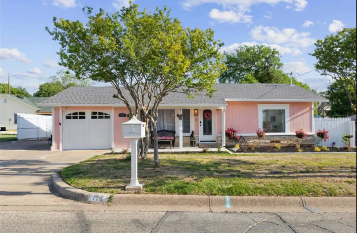 114 W Doyle Street, Granbury, TX 76048 - Image #1