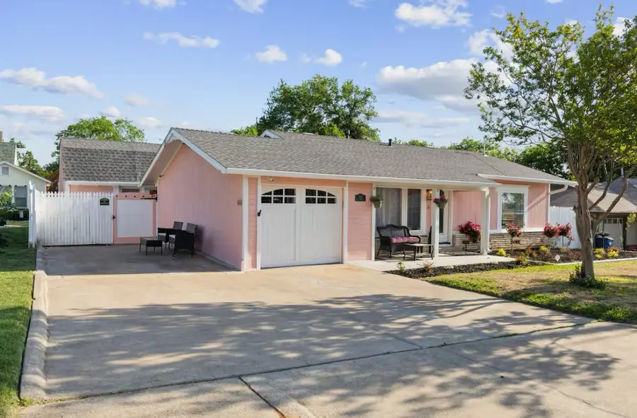 114 W Doyle Street, Granbury, TX 76048 - Image #2