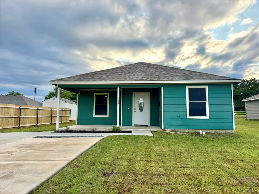 124 Oakwood Street, Chico, TX 76431 - Image #2