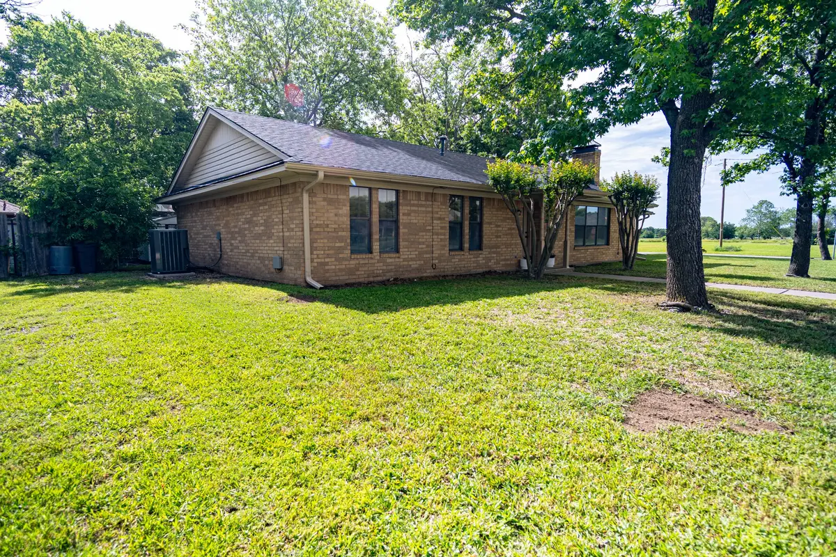 2100 Albert Broadfoot, Bonham, TX 75418 - #1