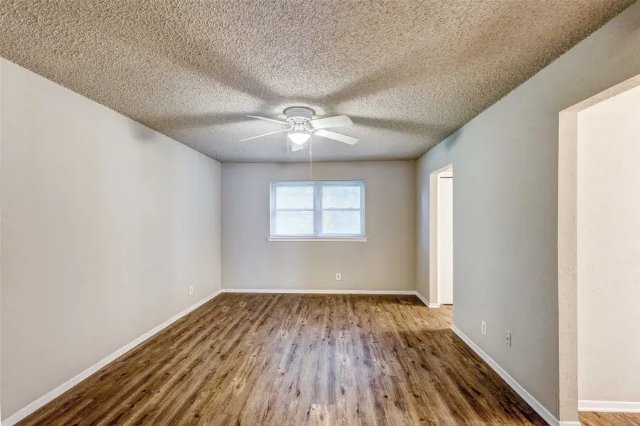 105 Lakeway Drive, Benbrook, TX 76126 - Image #3