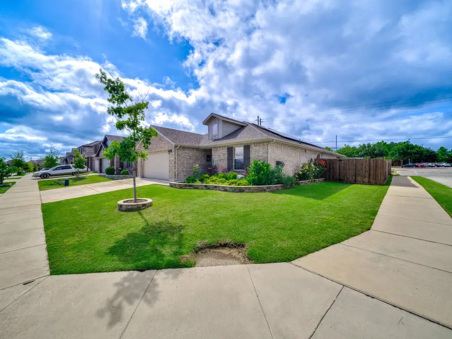 2400 Briarhurst Court, Denton, TX 76207 - Image #2