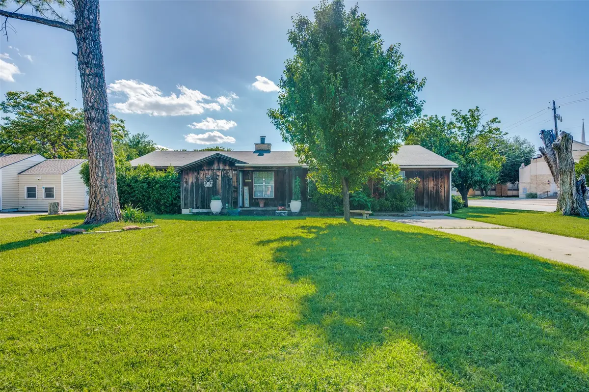 1033 Lydick Lane, River Oaks, TX 76114 - Image #1