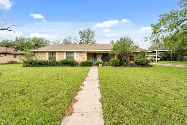 402 N Walnut Street, Lacy Lakeview, TX 76705