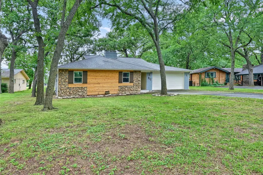 912 Kiowa Drive W, Gainesville, TX 76240 - #2