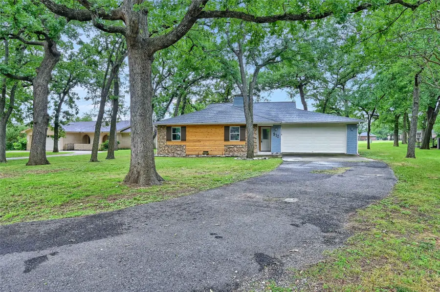 912 Kiowa Drive W, Gainesville, TX 76240 - #3