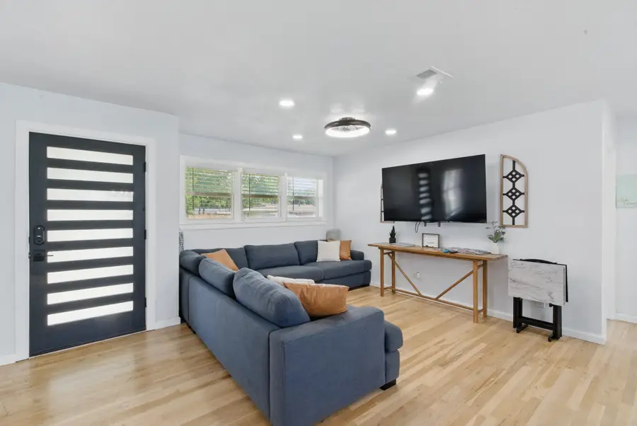 613 Crestview Drive, Granbury, TX 76048 - Image #2