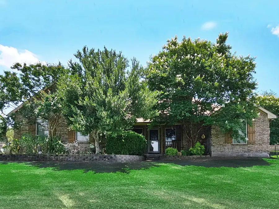 197 Cooperstown Drive, Springtown, TX 76082 - Image #2