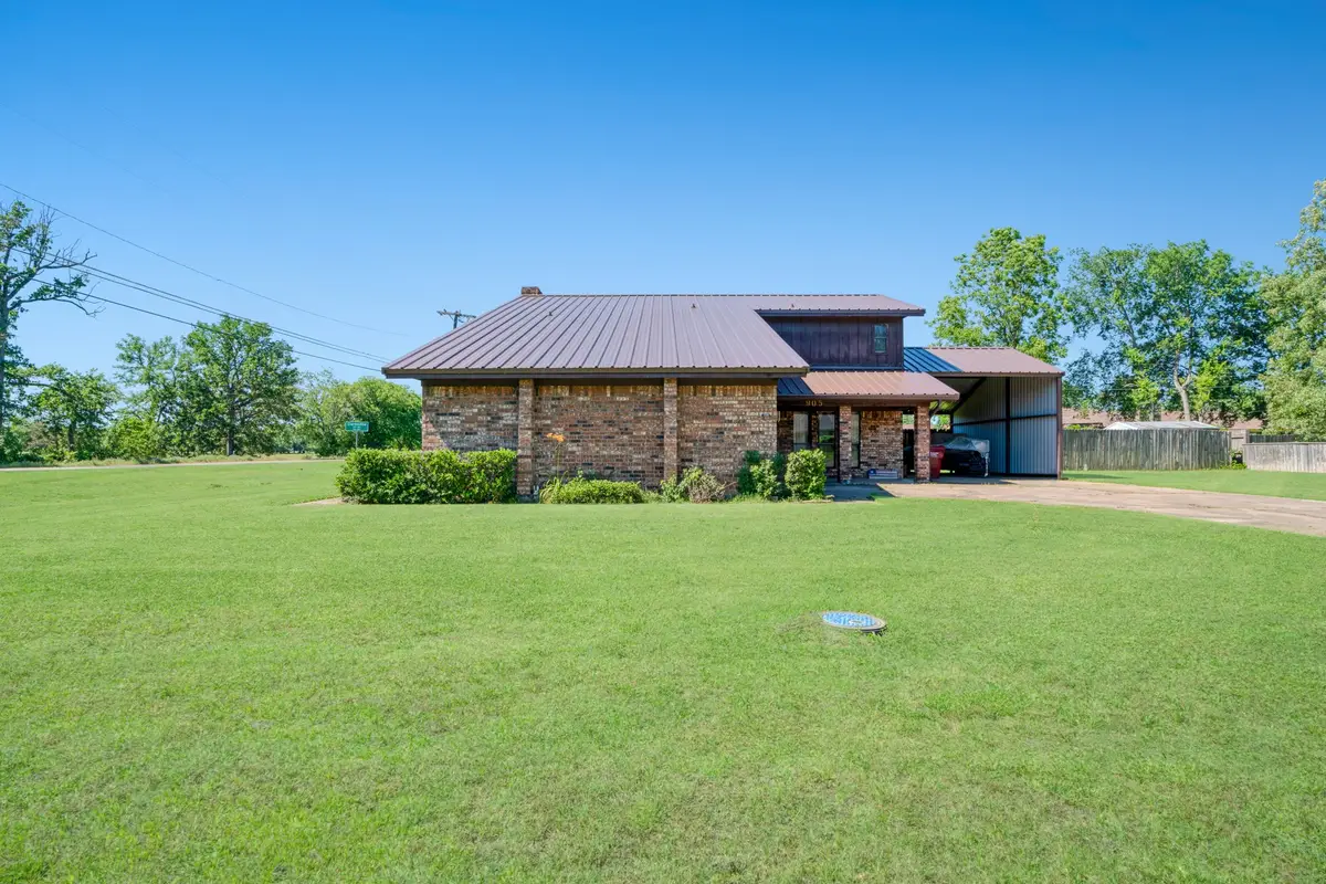 905 W 11th, Clarksville, TX 75426 - #1
