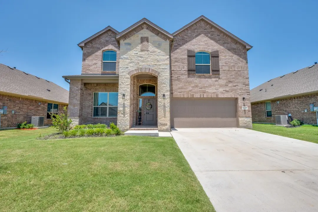 5225 Mountain View Drive, Krum, TX 76249 - Image #1
