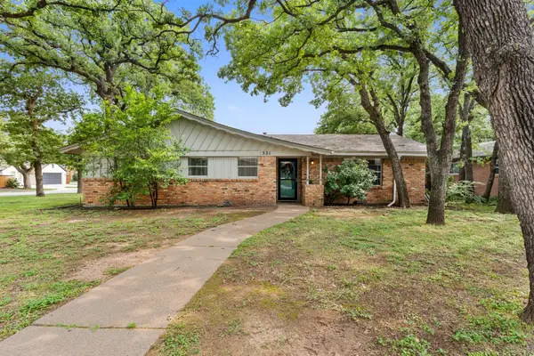 521 Brookview Drive, Hurst, TX 76054