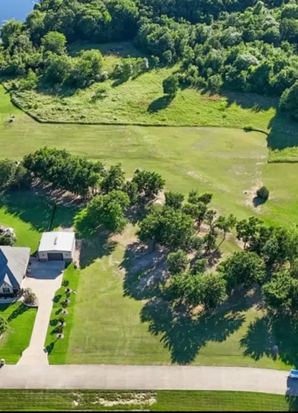 1409 Shadow Lakes Drive, Wills Point, TX 75169