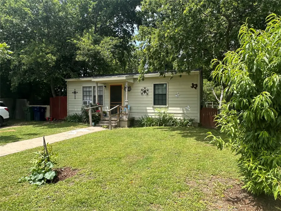 129 E Wanda Drive, Garland, TX 75040 - Image #2