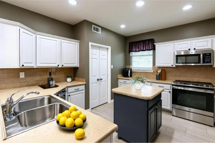 1922 Hidden Trail Drive, Lewisville, TX 75067 - Image #3