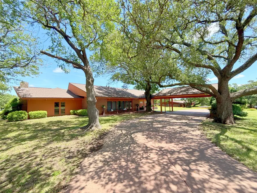 905 Bennett Drive, Bowie, TX 76230 - Image #2
